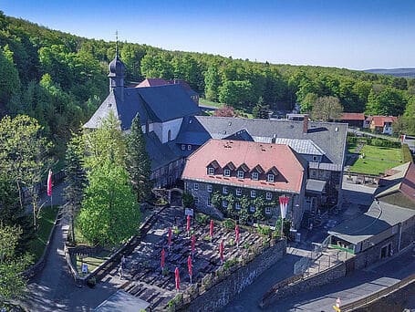 csm_KlosterKreuzberg-Biergarten-Wallfahrtskirche_b246eee90e